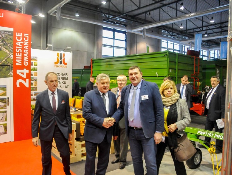 Tłumy odwiedzających pod wrażeniem premier PRONARU na Mazurskim Agro Show